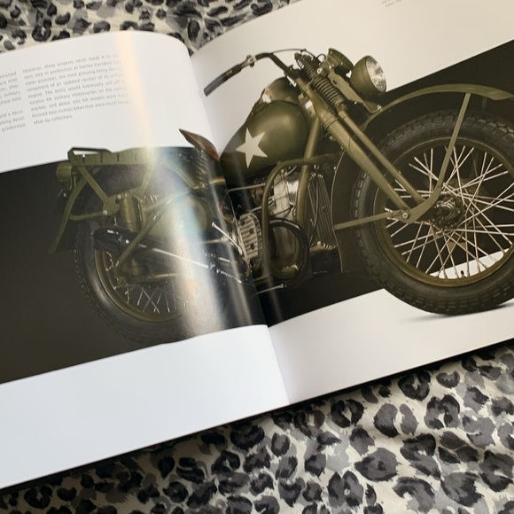 Harley Davidson Book The Legendary Models Pascal Szymezak - Picture 9 of 12